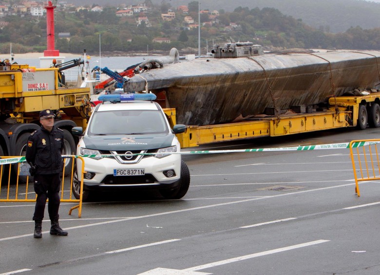 Para el traslado del narcosubmarino, un camión góndola esperaba junto al puerto de Aldán, a donde se desplazaron dos enormes grúas para izarlo. FOTO EFE