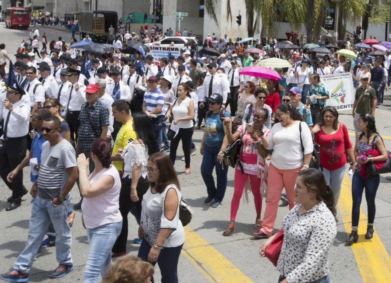El pasado 12 de octubre, educadores y diferentes sectores de Antioquia, marcharon por las calles de Medellín para exigirle garantías al gobierno. FOTO MANUEL SALDARRIAGA