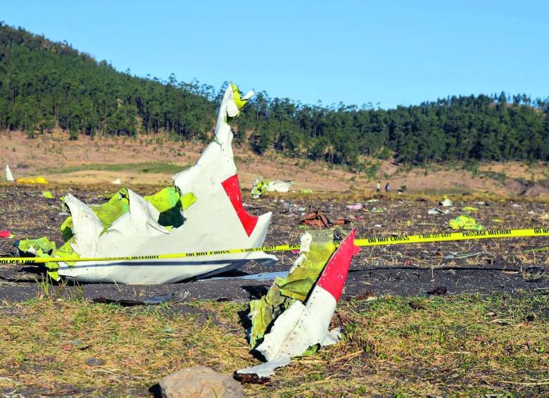 El avión de Ethiopian Airlines cayó en la mañana de ayer en Adís Abeba después de despegar. No hubo sobrevivientes. FOTO EFE