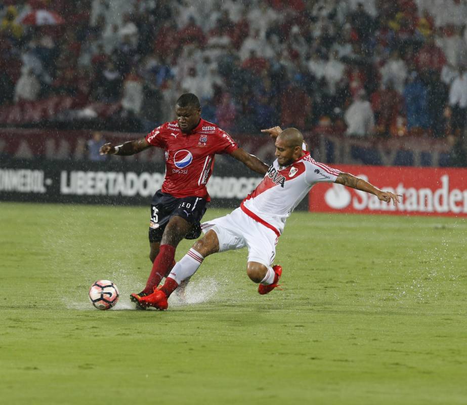 Por las inundaciones en la grama, el partido estuvo suspendido una hora. FOTO JAIME PÉREZ