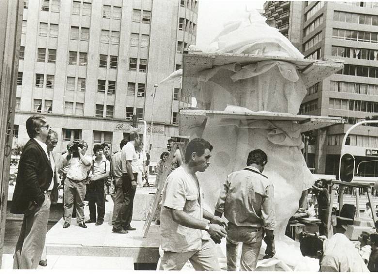 El maestro Fernando Botero pendiente de cada detalle durante la instalación de su primera gorda en las calles de Medellín. FOTO ARCHIVO EL COLOMBIANO