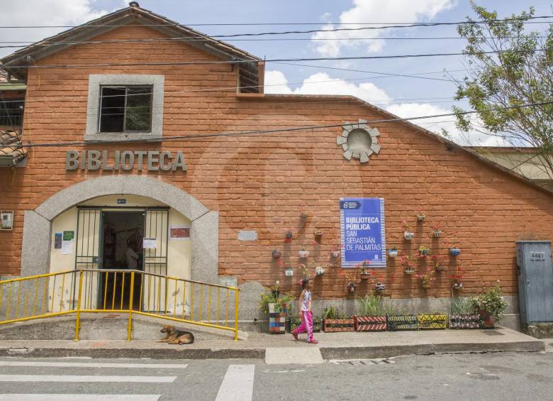 Fachada de la biblioteca de Palmitas, con su huerta vertical. FOTOS Edwin Bustamante 