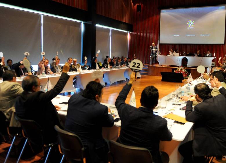 Los dirigentes del fútbol, en votación en la Dimayor. FOTO TWITTER DIMAYOR