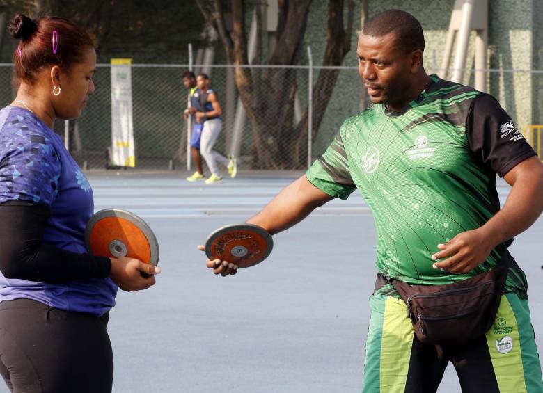 Jovanny García dejó huella como deportista, ahora quiere hacerlo como entrenador en el alto rendimiento. En la imagen comparte con Johana Martínez, lanzadora de disco. FOTO DONALDO ZULUAGA