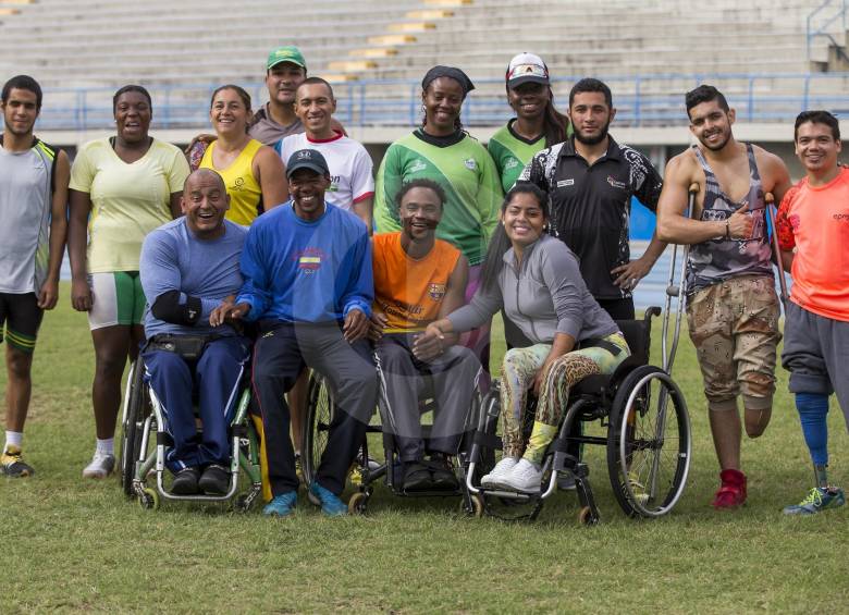 Leysner con su grupo de trabajo.