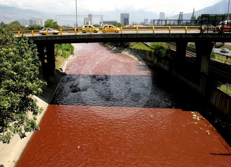 En muchas oportunidades, más de las que los ambientalistas quisieran, el río Medellín se tiñe de colores. Los químicos arrojados por algunas empresas contaminan sus aguas. FOTO donaldo zuluaga