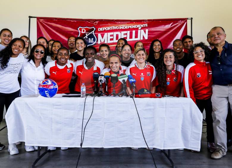 Jugadores y dirigentes, durante la presentación ante la prensa el día que los rojos también anunciaron la contratación del zaguero Andrés Cadavid para el conjunto masculino. FOTO Jaime Pérez