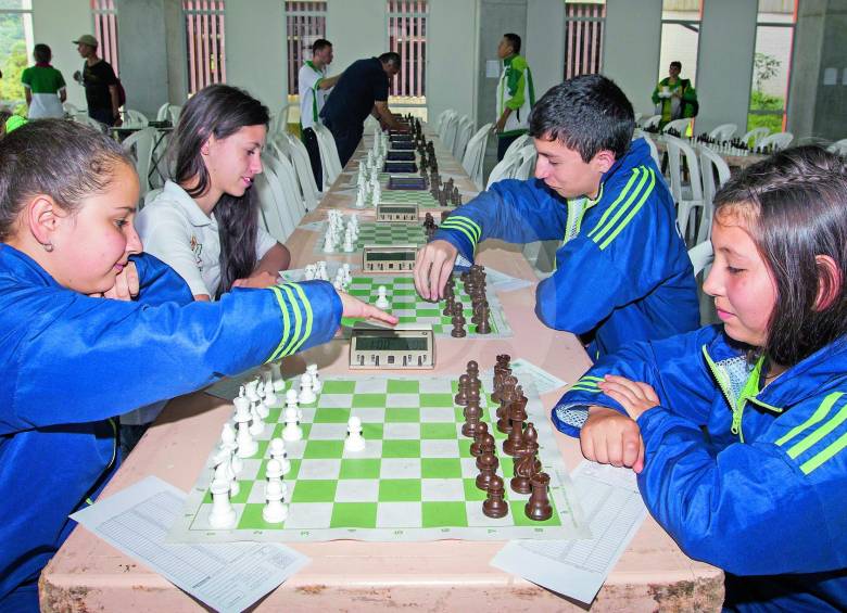 Pablo José Hernández, Xiomara Tobón y María Clara Zapata durante una de las jornadas de competencia. FOTO Jaime Pérez