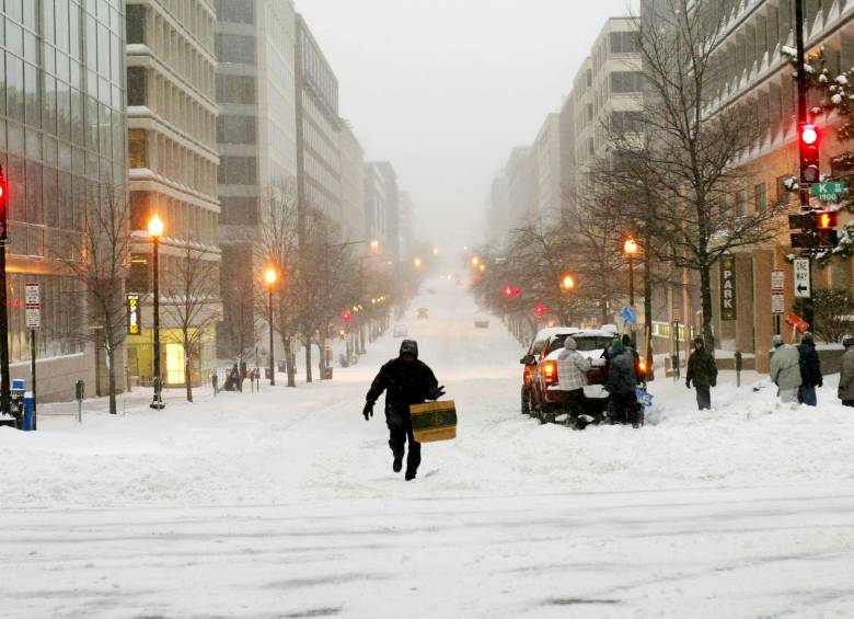 Este lunes y martes llega la “tormenta histórica” de nieve y frío a la costa este de Estados Unidos. FOTO AP
