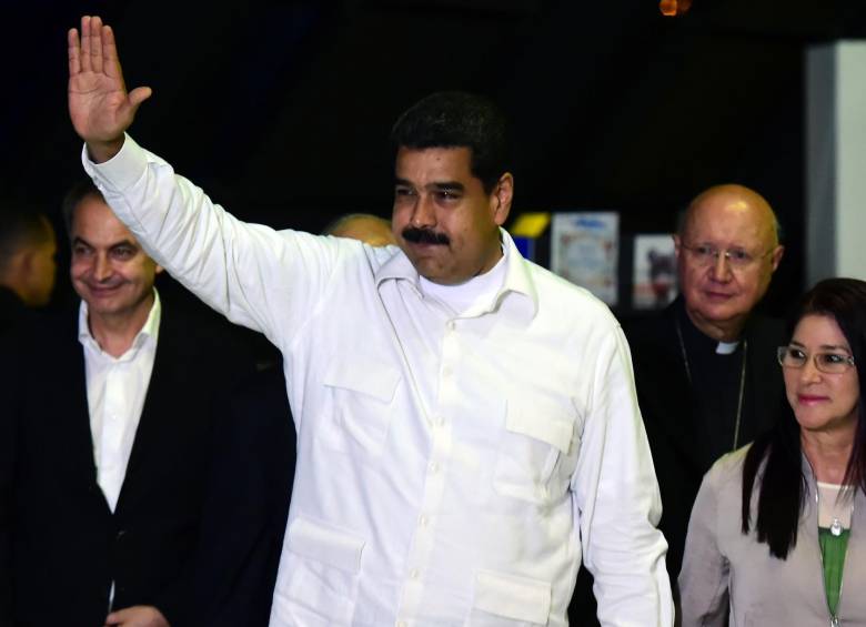 Acompañado por su esposa Cilia Flores y del expresidente español José Luis Rodríguez Zapatero, llegó anoche el presidente Nicolás Maduro al primer encuentro con la oposición. FOTO afp
