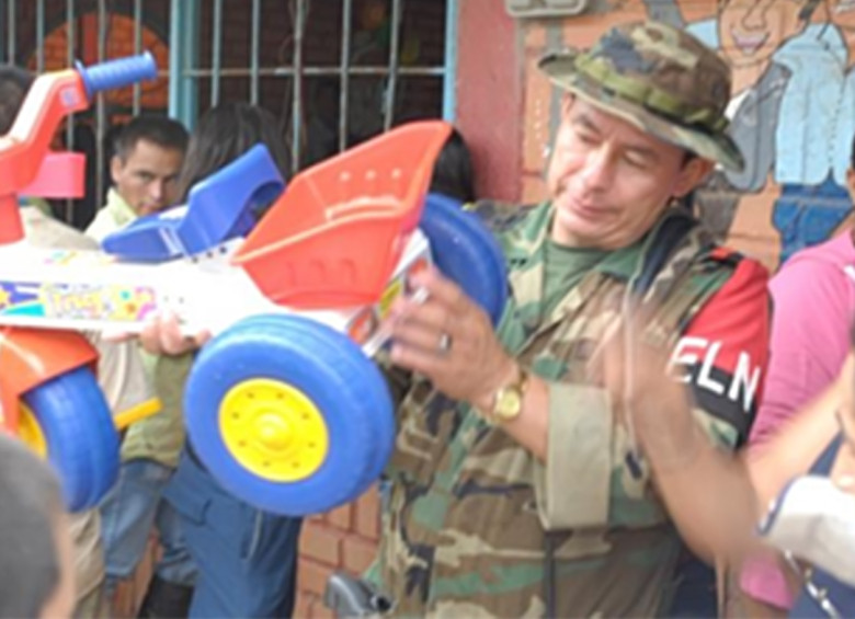 Los niños reciben regalos como motos, muñecas y balones llevados por los guerrilleros a estas zonas. FOTO cortesía ejército