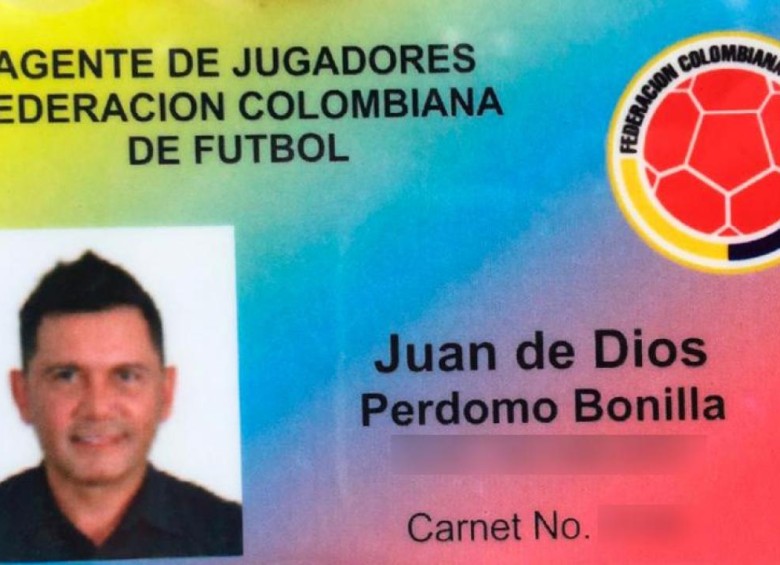 El carné de agente de jugadores de la Federación Colombiana de Fútbol que usaba Perdomo, quien fue asesinado por “la Oficina de Laureles”. FOTO: archivo.