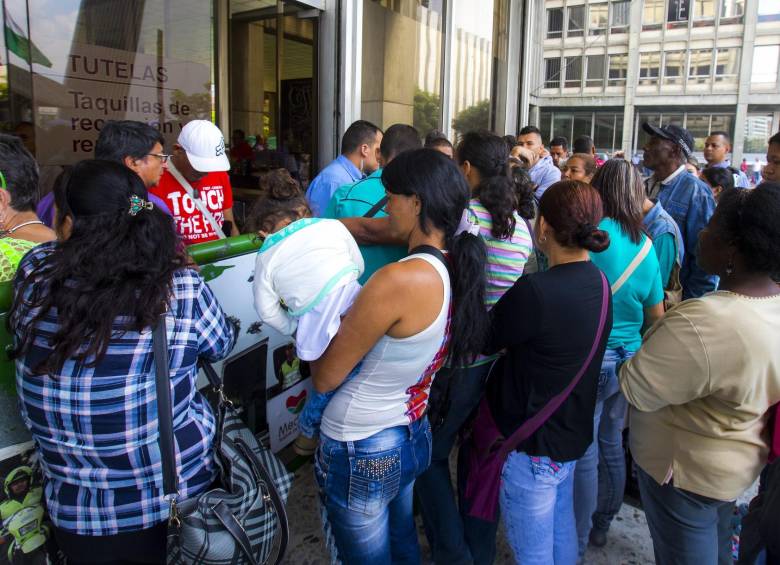 Decenas de personas se acumulan ante la única puerta para recepción de tutelas en el Palacio de Justicia de Medellín. Un solo funcionario atiende. FOTO juan antonio sánchez