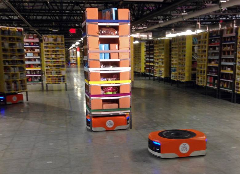 Los robots naranjas de 145 kilos, que se desplazan sobre ruedas. FOTO AP