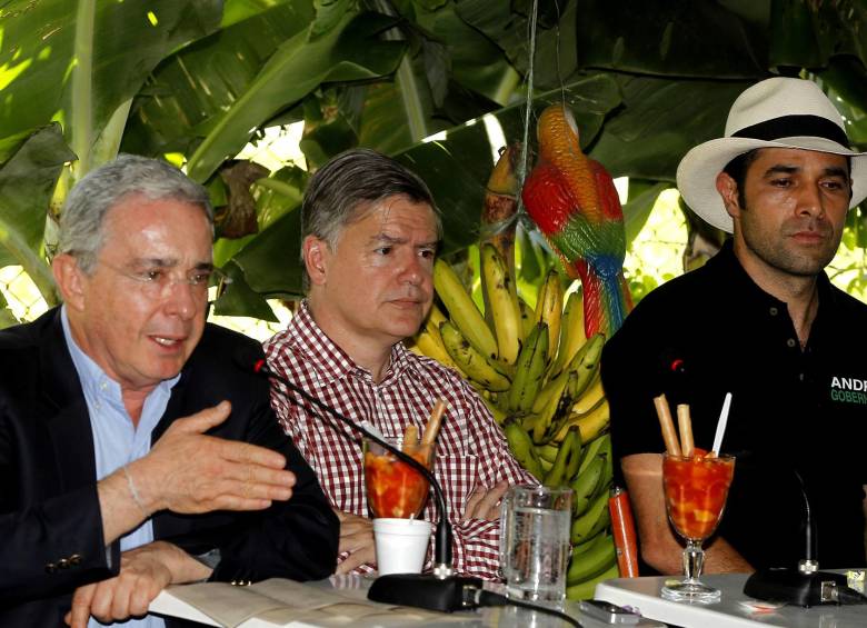 Seguridad, educación y empleo serán los ejes temáticos de los candidatos del Centro Democrático en Antioquia, según lo explicó el expresidente y senador Álvaro Uribe. FOTO jaime pérez 