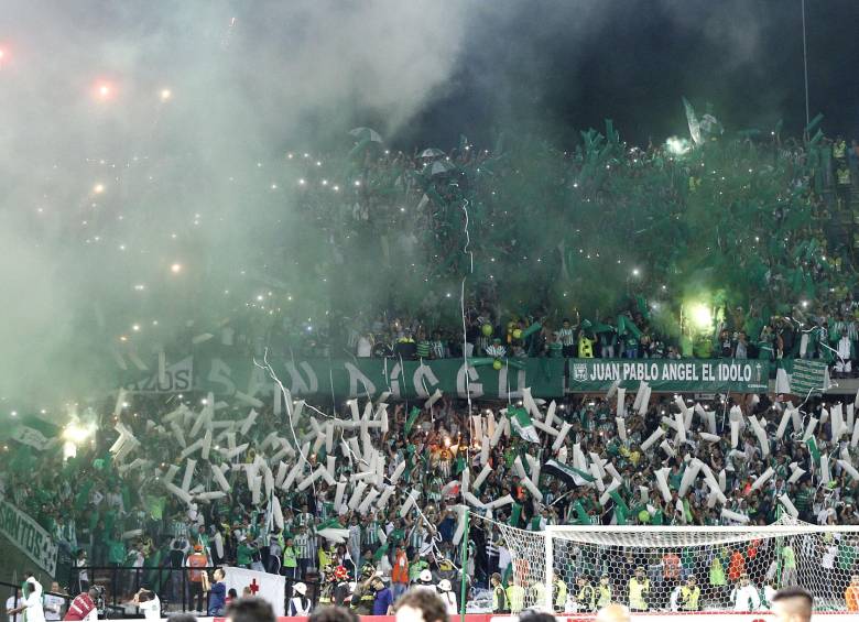 La manipulación de pólvora de la hinchada de Nacional en la tribuna norte del Atanasio podría afectar al club. FOTO julio herrera