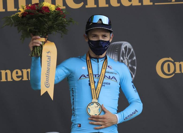 El festejo de Miguel Ángel López, otro momento cumbre para el ciclismo colombiano en carreteras europeas. FOTO efe