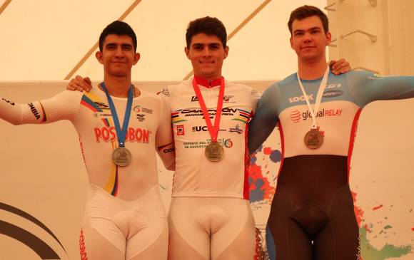 Santiago Ramírez, en el centro, con su medalla de oro. A la izquierda el también colombiano Diego Peña, medalla de plata y a la derecha el canadiense Stefan Ritter, medalla de bronce. FOTO Cortesía Fedeciclismo.