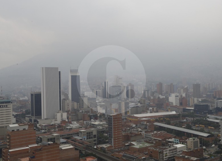 Así se veía la atmósfera en el centro de Medellín a las 11:00 a.m. de este martes 6 de marzo de 2018. FOTO MANUEL SALDARRIAGA