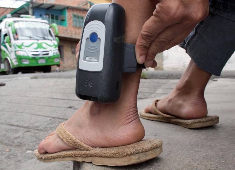 El brazalete electrónico es un dispositivo para conocer la ubicación de los presos beneficiados con la prisión domiciliaria. FOTO MANUEL SALDARRIAGA.