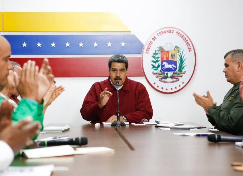 Reunión entre el mandatario venezolano Nicolás Maduro y el ministro de defensa, Vladimir Padrino (derecha), durante una reunión en el Palacio de Miraflores la semana pasada. FOTO afp