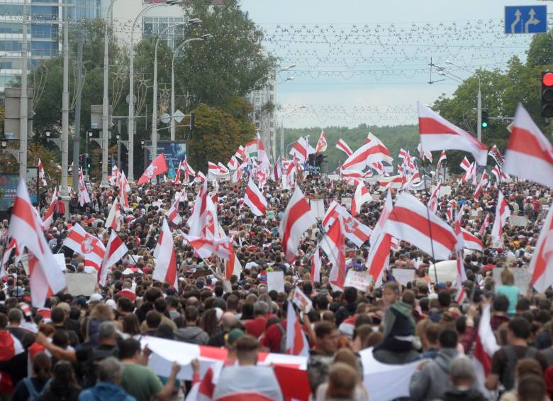 Más de 100.000 personas se concentraron en el centro de la ciudad de Minsk antes de converger delante del palacio de la Independencia . FOTO EFE