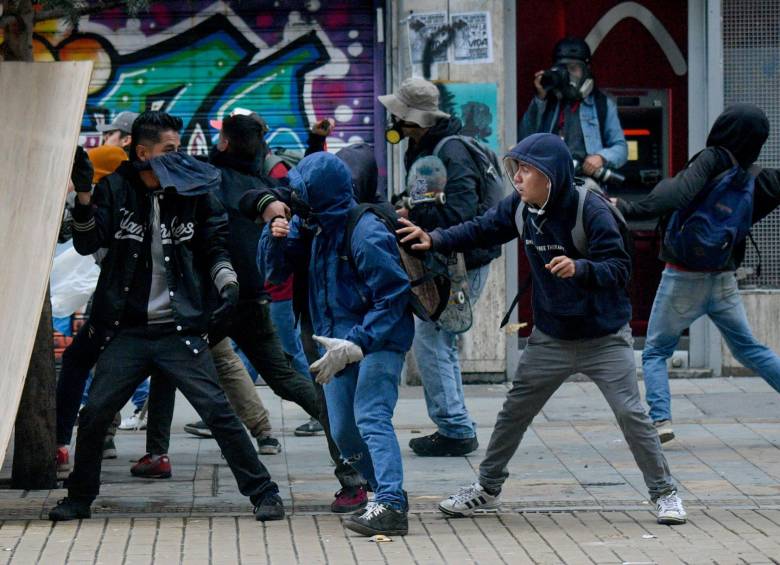 Por daños en bienes ajenos serían acusados los 49 capturados en Bogotá. Foto AFP