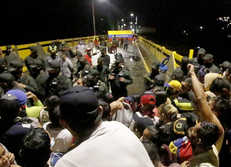 Desde que Colombia cerró su frontera con Venezuela el 14 de marzo para frenar la expansión del nuevo coronavirus, miles de venezolanos han quedado varados en Colombia. Foto: AFP