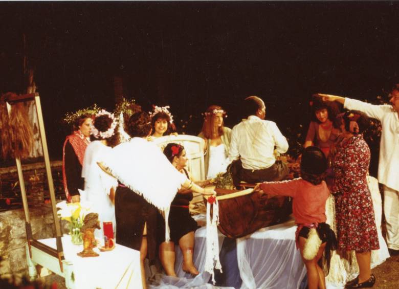 Diego García dirigiendo en el rodaje de la escena de las ninfas, de la “Balada de un mar no visto”. Foto: Aníbal Arbeláez 