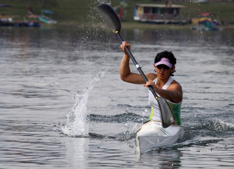 Dixie Molina, nacida en Guatapé, es una de las figuras del canotaje paisa. En el recuadro Ánderson Cano. FOTOs Henry Agudelo.