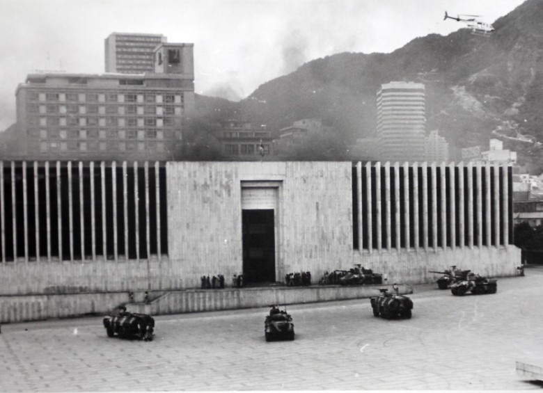 Operación del Ejército colombiano para retomar el control del Palacio de Justicia, en manos del M19. Foto: Archivo Colprensa