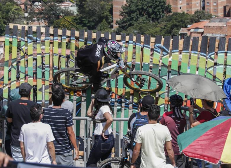Comuna 13 vivió un show sobre ruedas. FOTO robinson sáenz