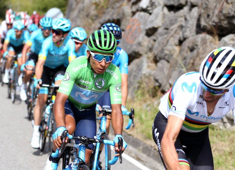 Nairo Quintana (camiseta verde) siguió perdiendo tiempo en la competencia. FOTO EFE