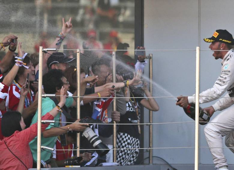 Lewis Hamilton tiene 302 puntos en el munduial de pilotos, mientras que su compañero Nico Rosberg suma 247. FOTO AP