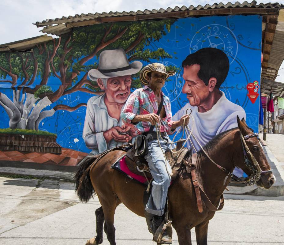Este mural es un homenaje a don Toño (pintado con sombrero), un personaje de San Carlos que vive del trueque de artículos. FOTO: JULIO CÉSAR HERRERA.