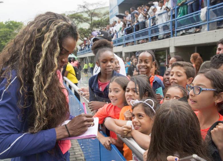 Los más chicos hacían tumulto para lograr un autógrafo de Caterine. Ella les respondió pese a su ajetreado día. FOTO Edwin Bustamante 