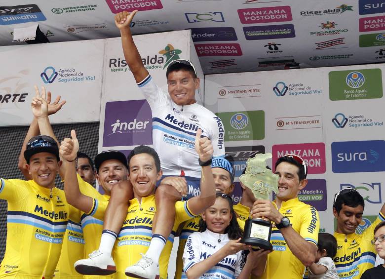 R. Chalapud, J. Caicedo, O. Mendoza, N. Paredes, W. Vargas, R. Oyola, C. Montoya, W. Roldán y Ó. Sevilla, artífices del título en la general y por equipos en la Vuelta a Colombia. FOTOs Julio herrera