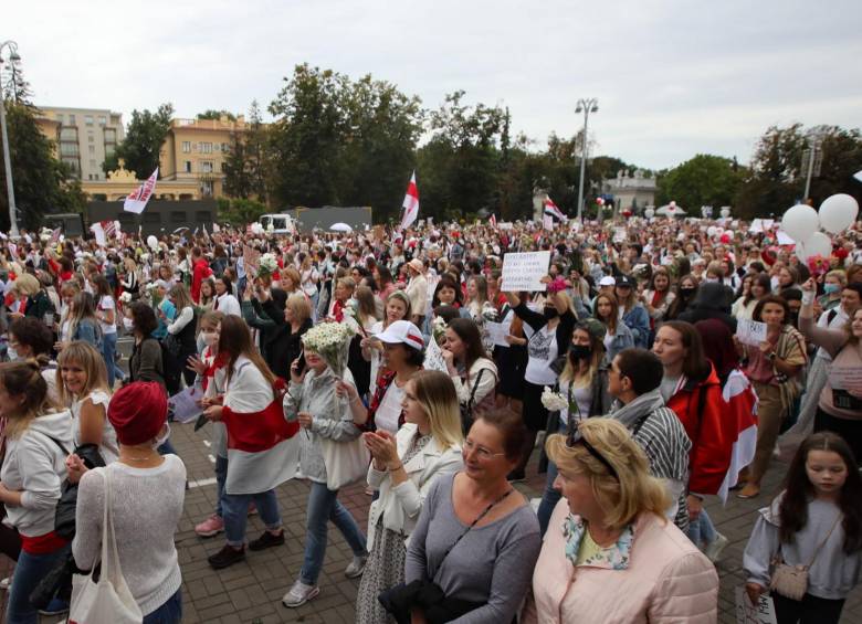 Justo hoy en Minsk, varias mujeres asisten a una marcha para protestar contra los resultados de las elecciones presidenciales. FOTO EFE