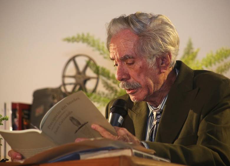 El Fondo Editorial Eafit editó una antología de Juan Calzadilla titulada Precipicio sin bordes. De ese volumen, el autor leyó algunos versos la noche de su premiación el miércoles. FOTO Cortesía Eafit