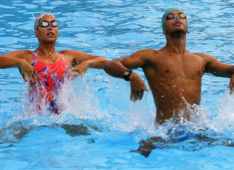 La pareja de nadadores muestran arte y precisión. FOTO DONALDO ZULUAGA