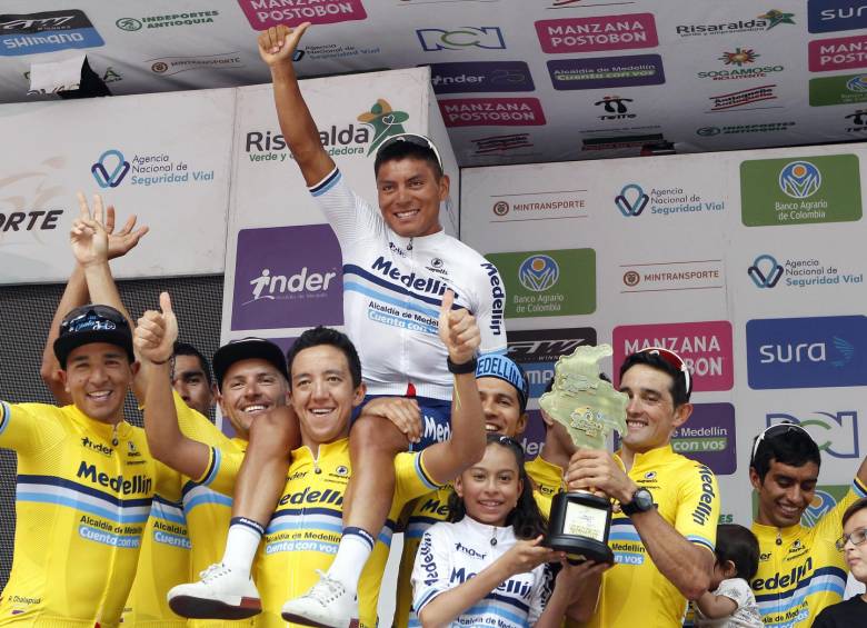 R. Chalapud, J. Caicedo, O. Mendoza, N. Paredes, W. Vargas, R. Oyola, C. Montoya, W. Roldán y Ó. Sevilla, artífices del título en la general y por equipos en la Vuelta a Colombia. FOTOs Julio herrera