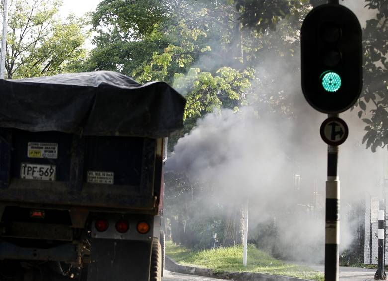 La movilización de vehículos viejos por las vías y avenidas de la ciudad a todas horas genera alta contaminación, sin que sean efectivos los controles de las autoridades. FOTO jaime pérez