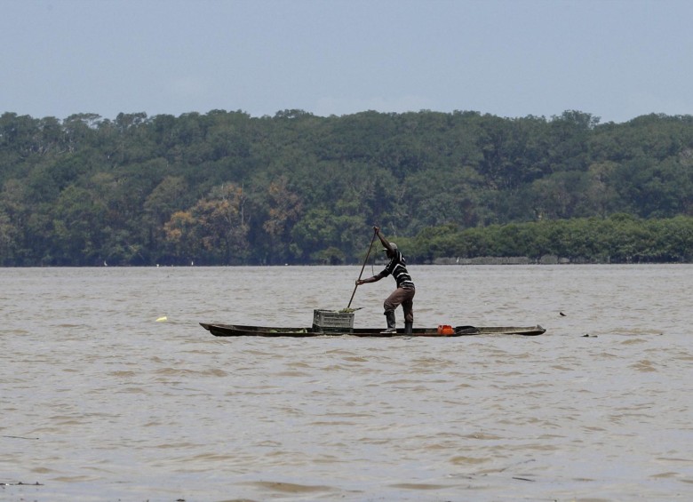Nativo transita en su panga por el rió de Puerto Merizalde en el Pacífico Colombiano. Foto: Manuel Saldarriaga Quintero