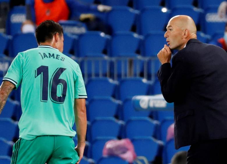 El técnico del Real Madrid le ha dado pocos minutos en el campo al colombiano, en cuatro partidos James ha jugado solo en uno, 79 minutos ante Real Sociedad. FOTO EFE