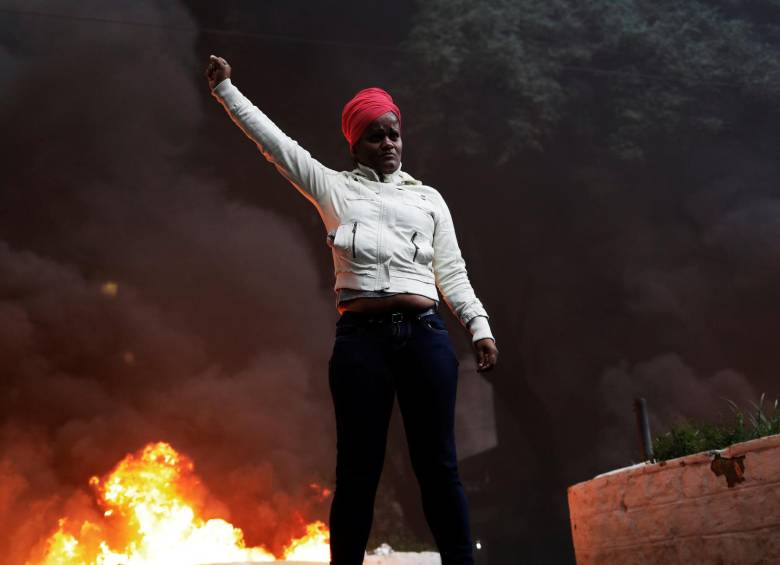 Fuertes enfrentamientos entre manifestantes y efectivos antidisturbios se presentaron en ciudades como Río de Janeiro. Sao Paulo vio un colapso casi total de su sistema de transporte. FOTO Reuters