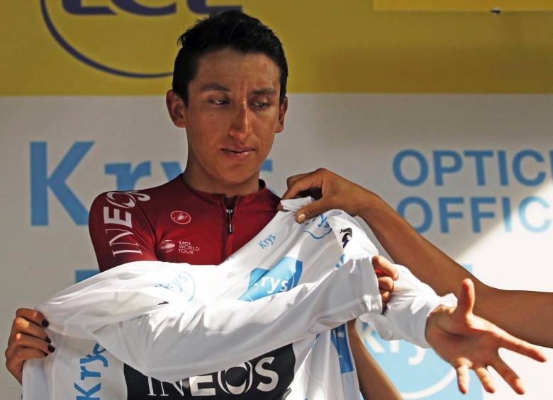 Egan Bernal no se quita la camiseta como mejor joven del Tour. Por el momento, para el título de la general, le trabaja a su jefe Geraint Thomas, pero atento a cualquier traspié del británico para sacar la cara por el equipo Ineos. FOTO efe 