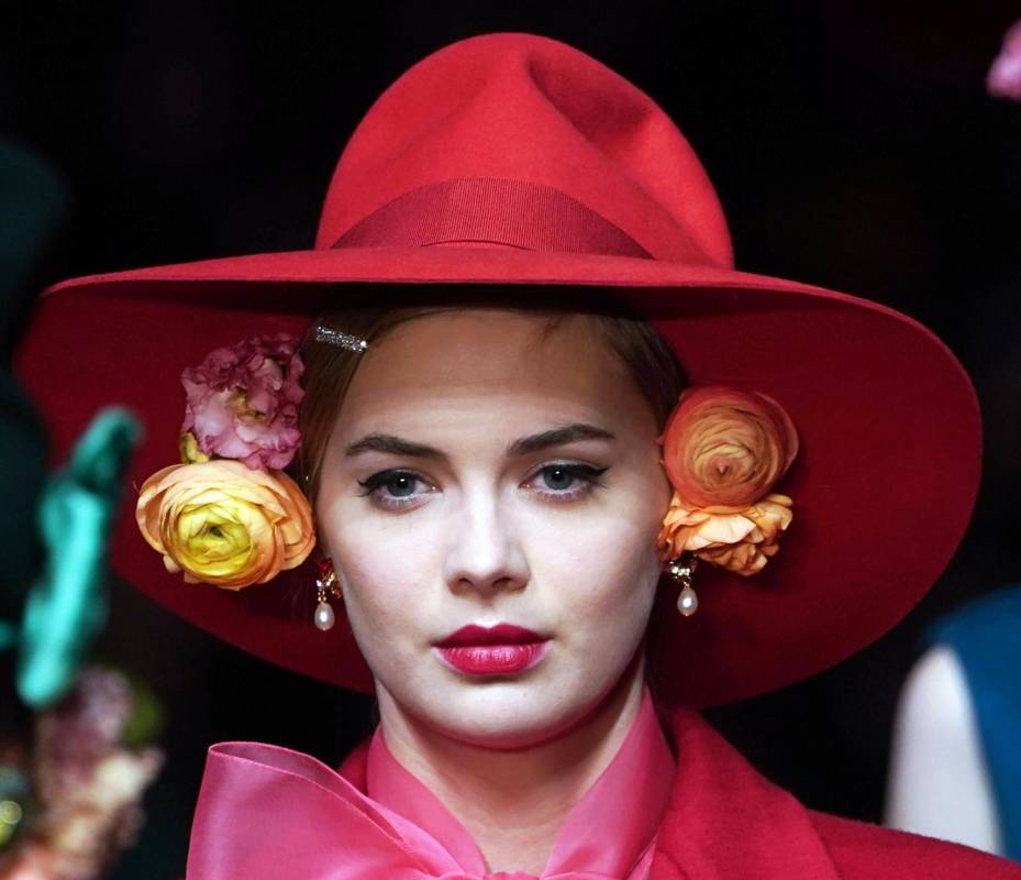 Una modelo presenta una creación de Dolce y Gabbana durante la Semana de la Moda de Milán. Foto: EFE
