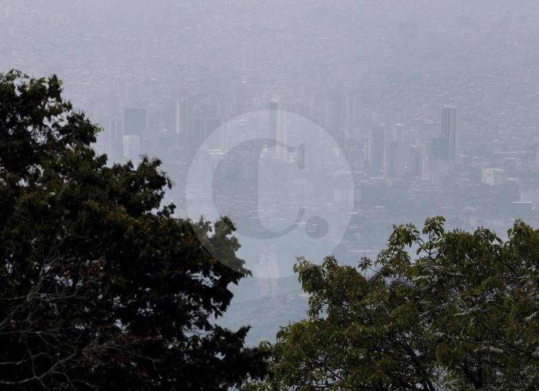 Así lucía ayer el ambiente en Medellín debido al deterioro de la calidad del aire. FOTO MANUEL SALDARRIAGA