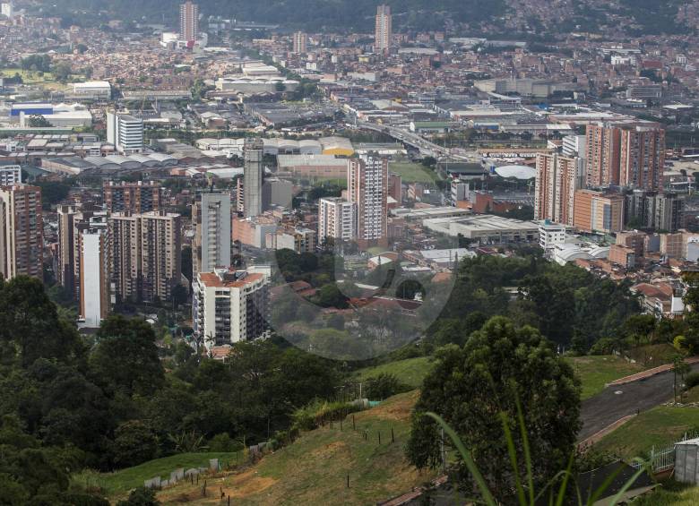 El gerente de la Lonja de Antioquia y Medellín, Federico Estrada, estima que en 2018 se cierren 73 mil negocios de propiedad raíz en el Valle de Aburrá, eso representaría una contracción de 2 % frente a 2017. Foto Julio César Herrera