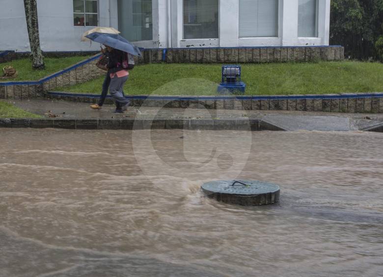 Las alcantarillas en la ciudad no soportan tormentas superiores al 5% o 10% de ocurrencia. Fotografía tomada en el sector de Laureles en mayo del presente año. FOTO Manuel Saldarriaga